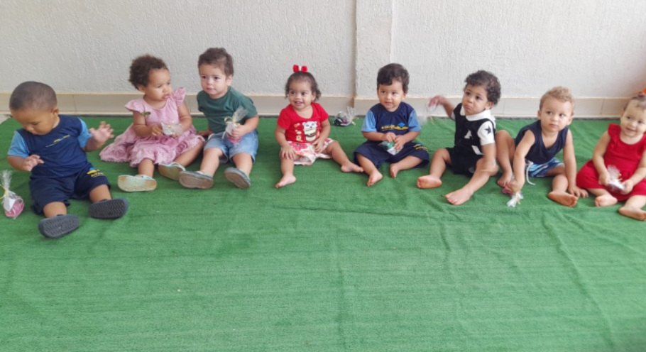 Bebês em atividade no Colégio Avanço