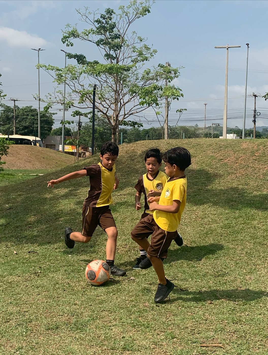 Crianças jogando futebol