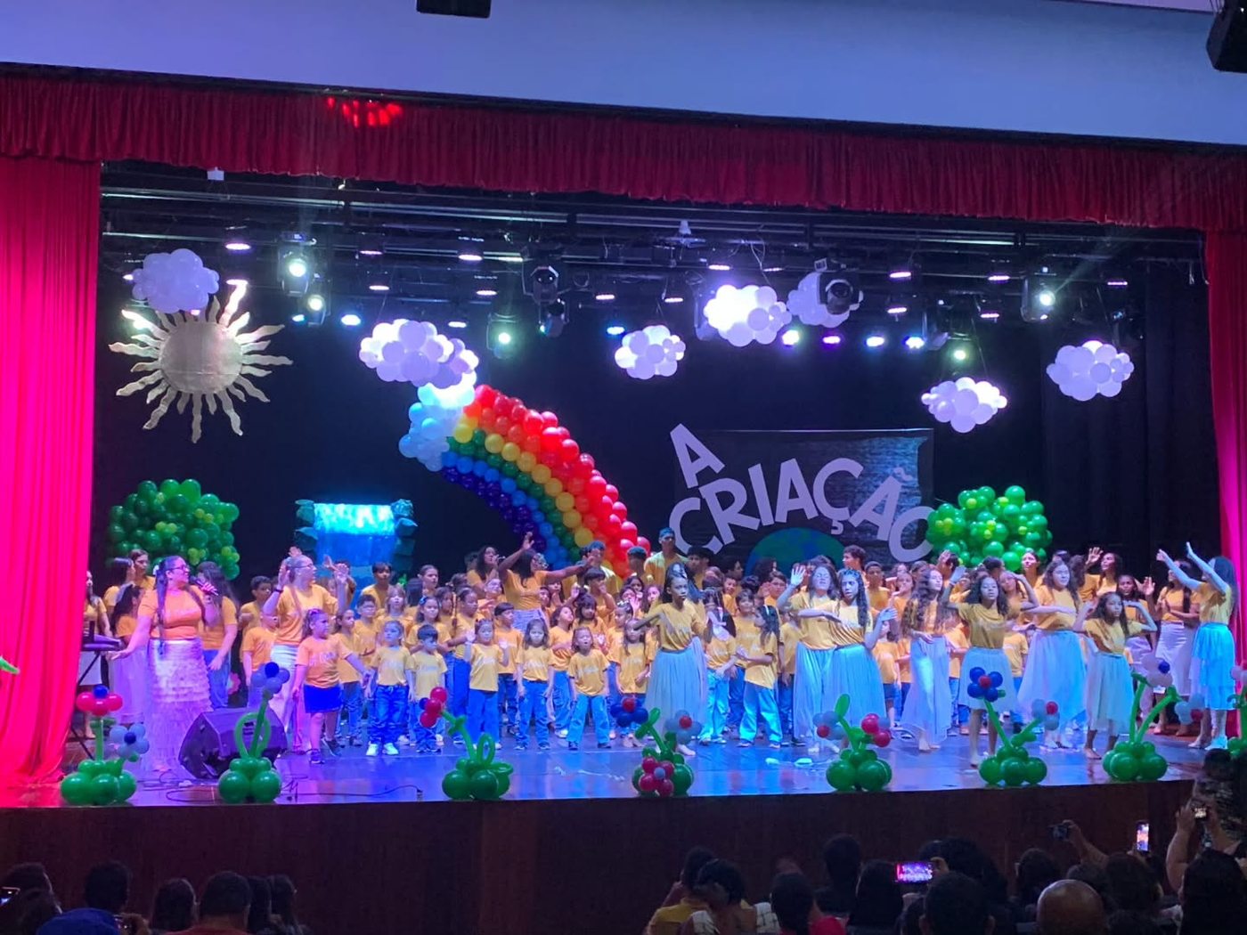 Espetáculo dos alunos no teatro