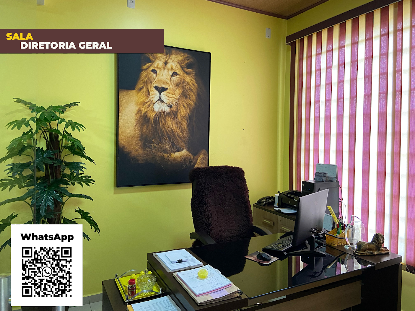 Sala da diretoria com quadro de leão na parede
