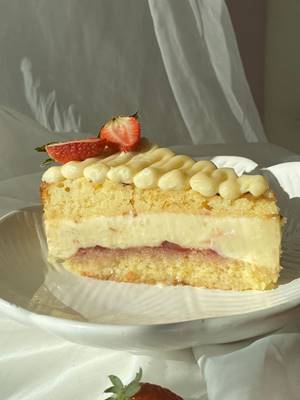 Fatia de bolo em camadas com creme e morango