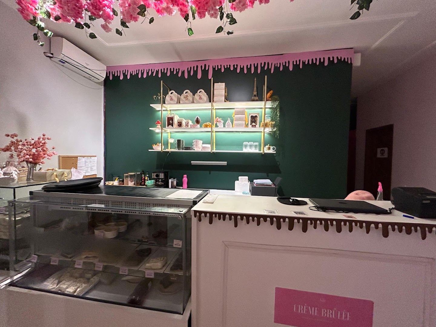 Balcão da doceria com a vitrine de doces ao fundo