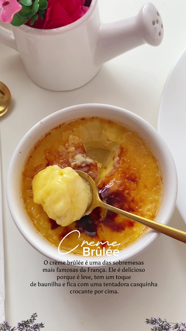 Crème brûlée com a superfície de açúcar caramelizada e uma colher de creme