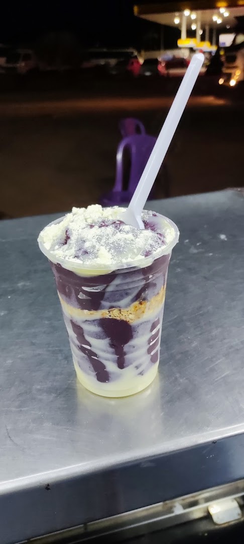 Açaí cremoso com creme e calda de chocolate