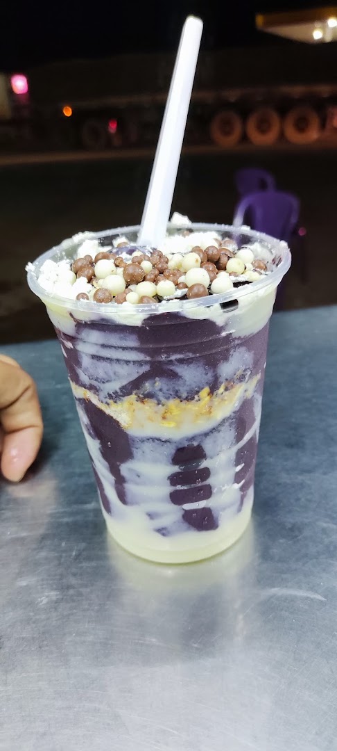 Copo de açaí cremoso montado em camadas com complementos