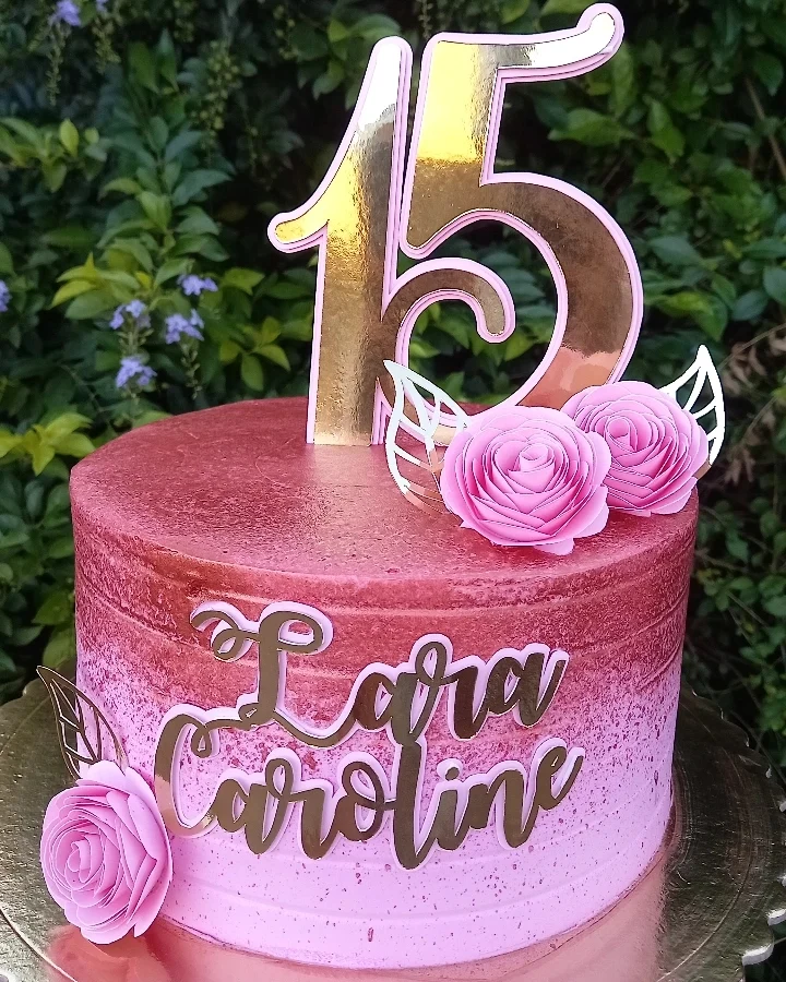 Bolo de 15 anos em tons de rosê com rosas e topo dourado