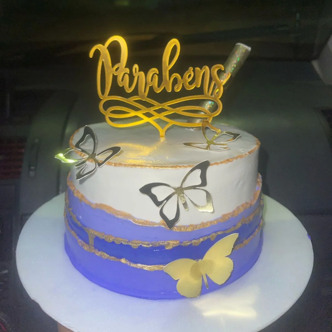 Bolo branco e roxo com borboletas douradas e topo Parabéns