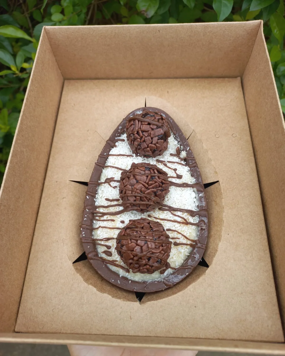 Ovo de colher de brigadeiro com coco na caixinha