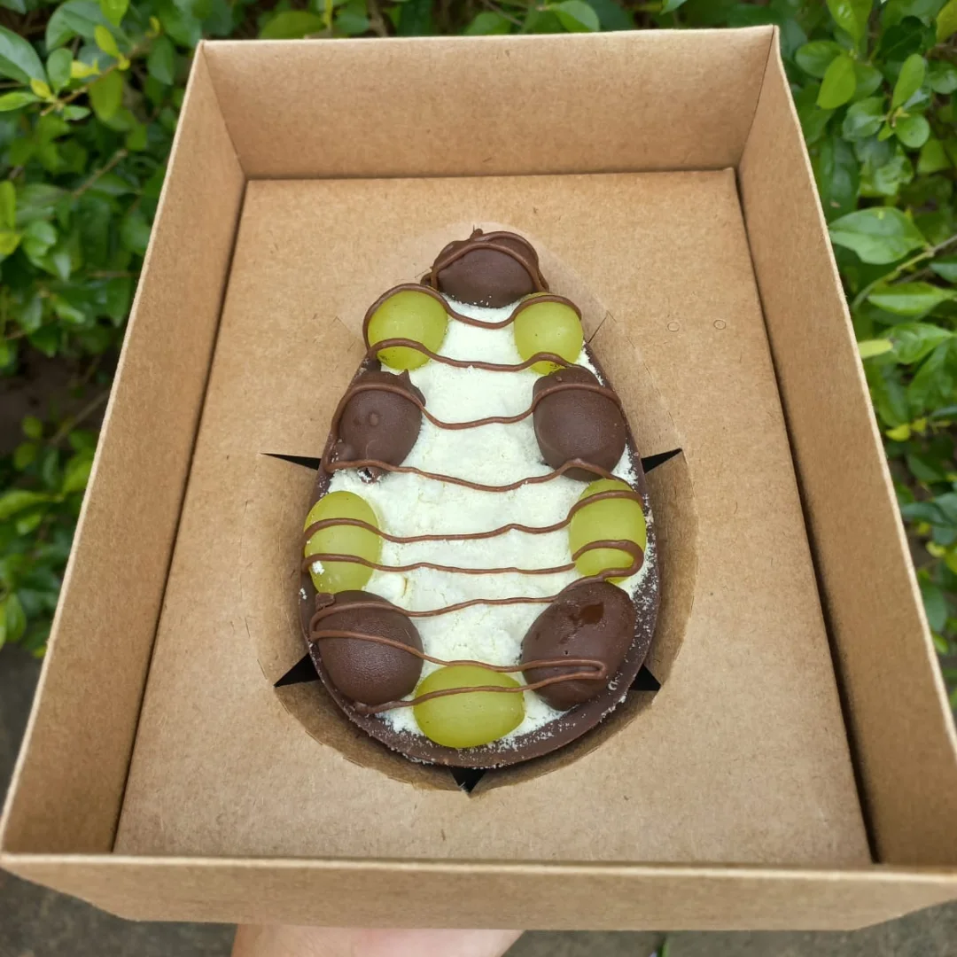 Ovo de colher com uvas e bombons de chocolate na caixinha