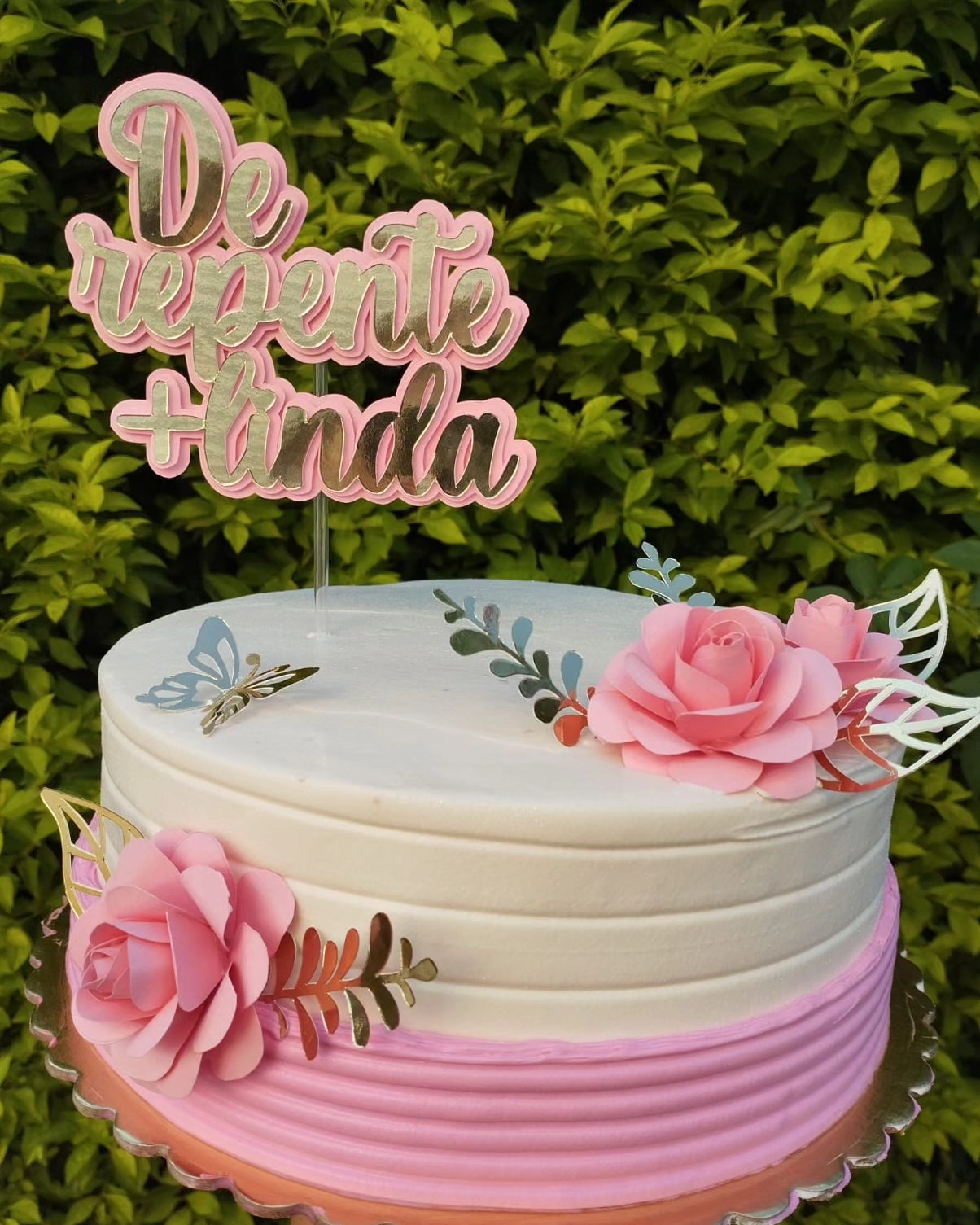 Bolo rosê com rosas cor de rosa, borboletas e topo dourado, da Delícias da Tay