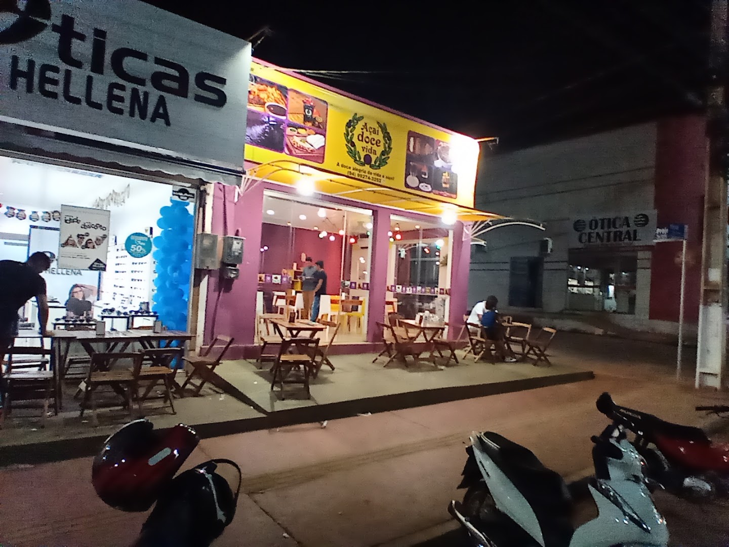 Fachada da Doce Vida à noite