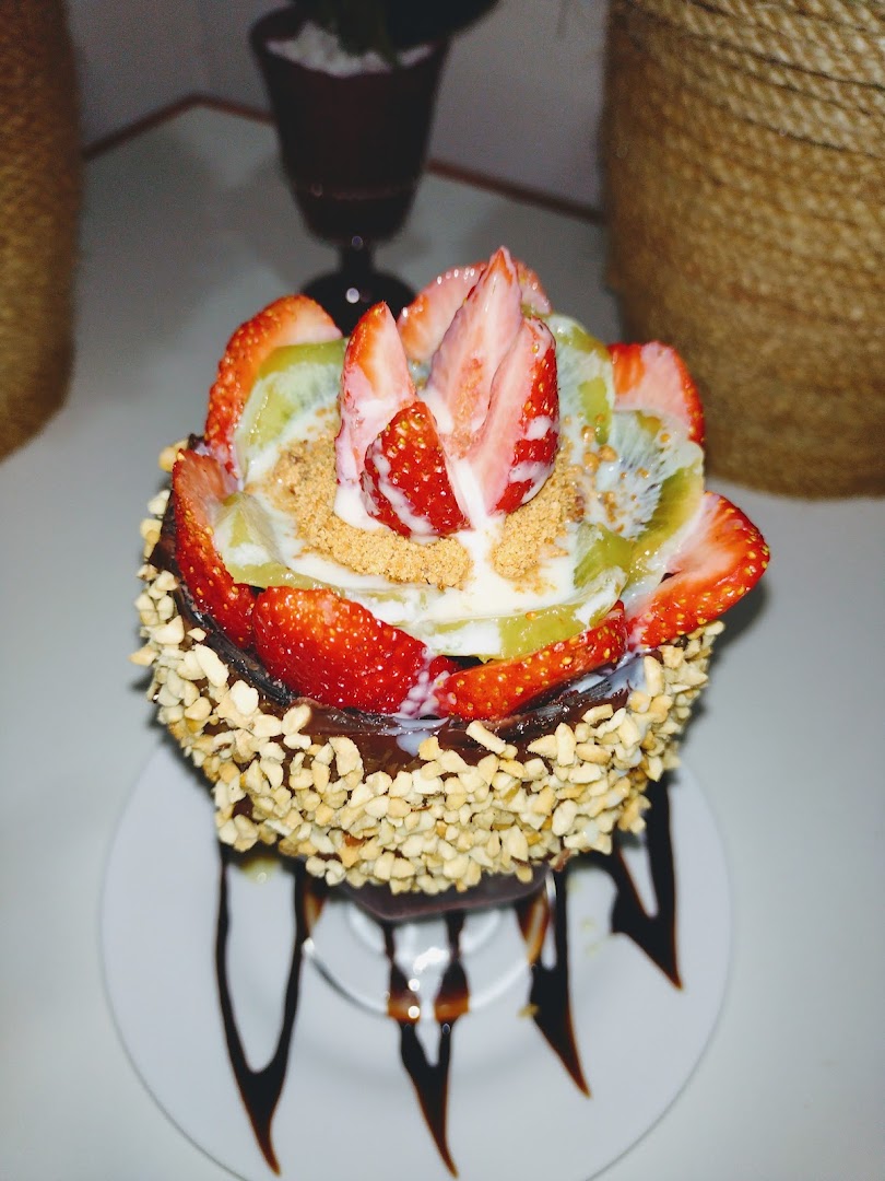 Taça de açaí com morangos em flor