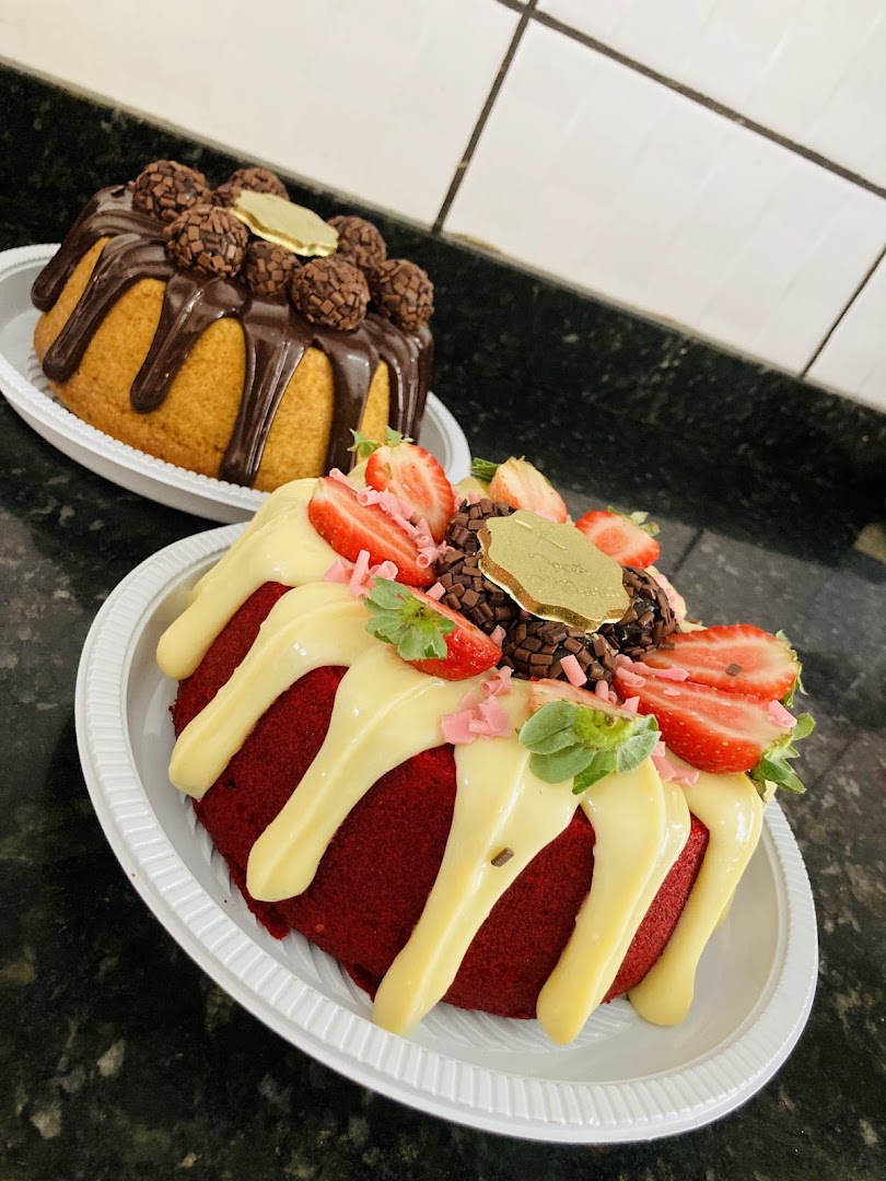 Bolos gotejados, um de chocolate com brigadeiro e um red velvet