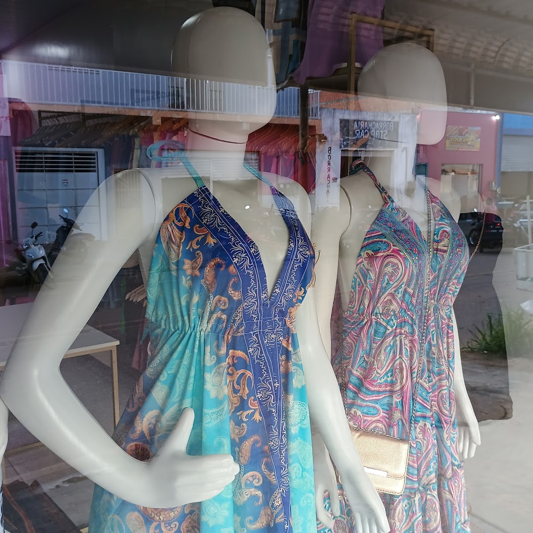 Vestidos estampados na vitrine da Eli Modas