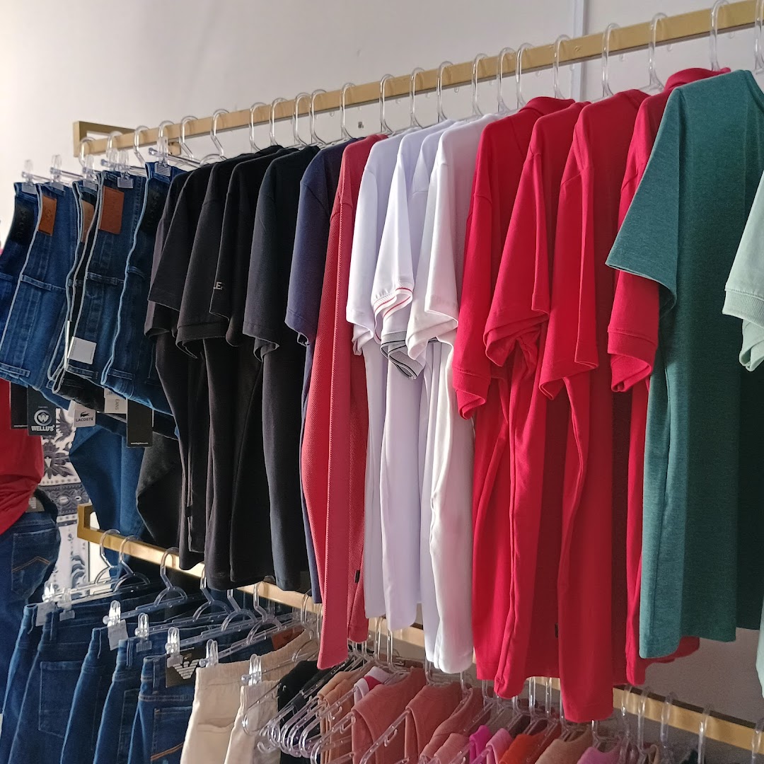 Camisas e camisetas masculinas nas araras
