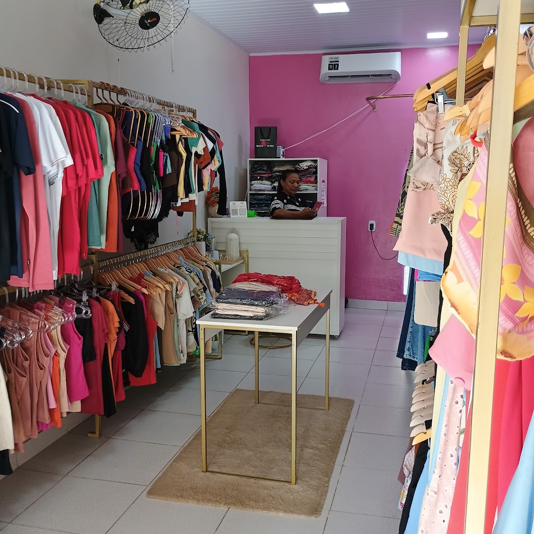 Interior da Eli Modas com araras dos dois lados