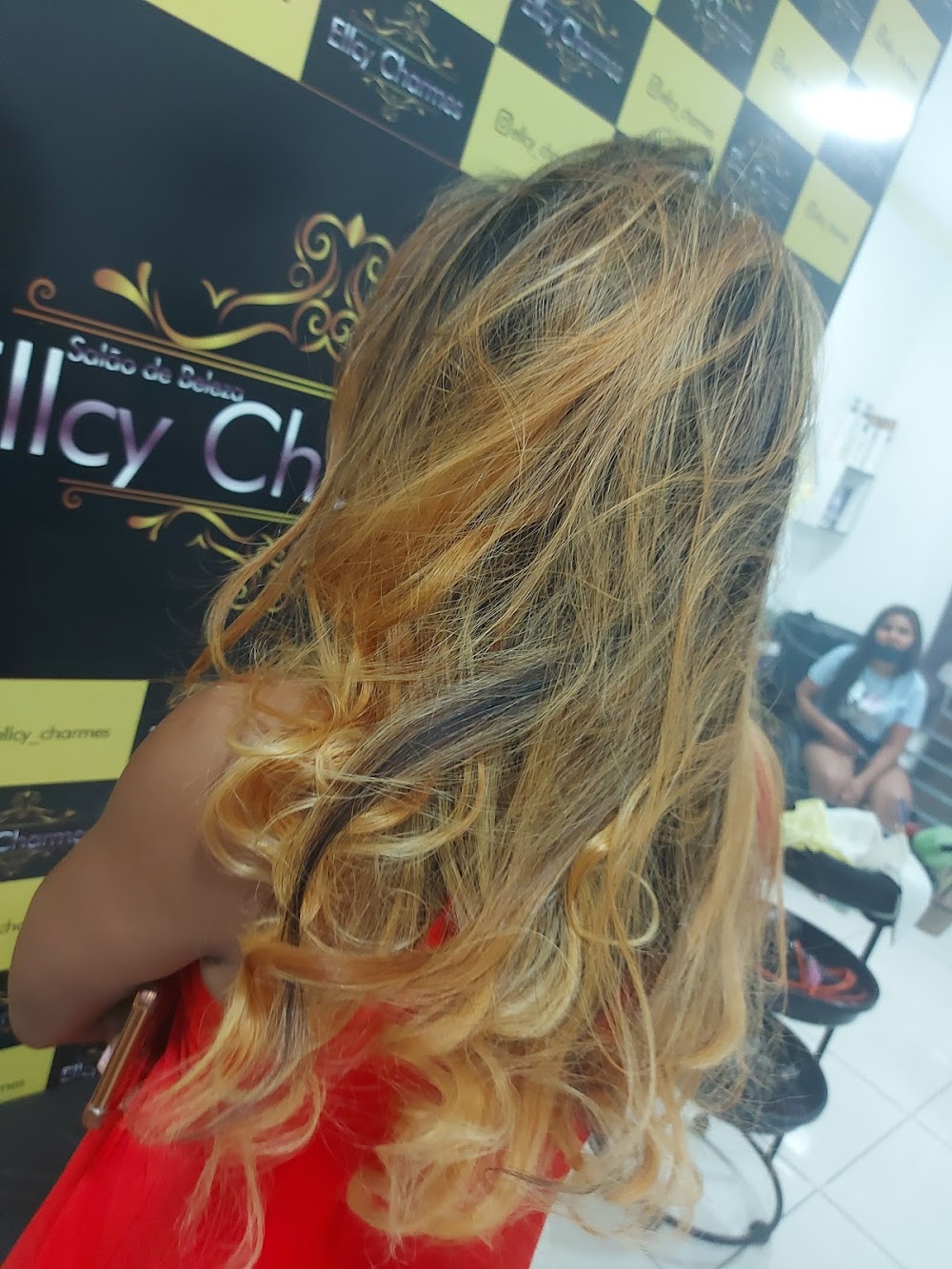 Cabelo com mechas em tons de loiro e caramelo, finalizado no Salão de Beleza Ellcy Charmes