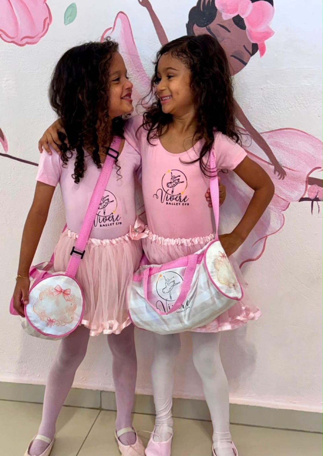 Duas bailarinas do Viveré Ballet abraçadas