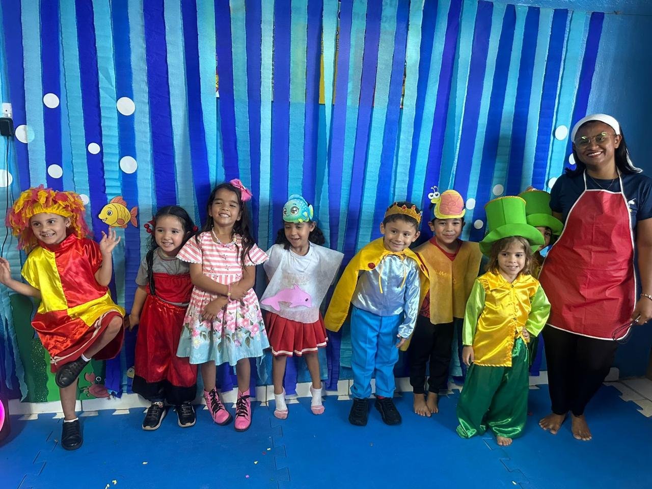 Crianças fantasiadas na festa do fundo do mar