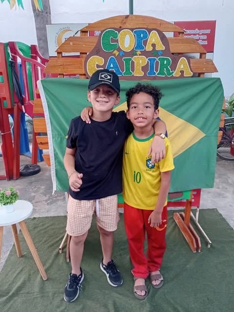 Amigos abraçados no dia a dia da escola