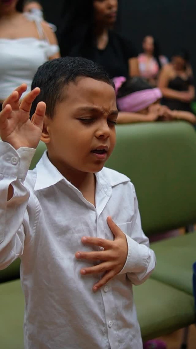Aluno em momento de oração na escola