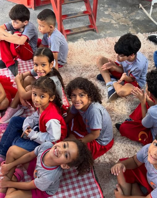 Crianças brincando juntas no tapete