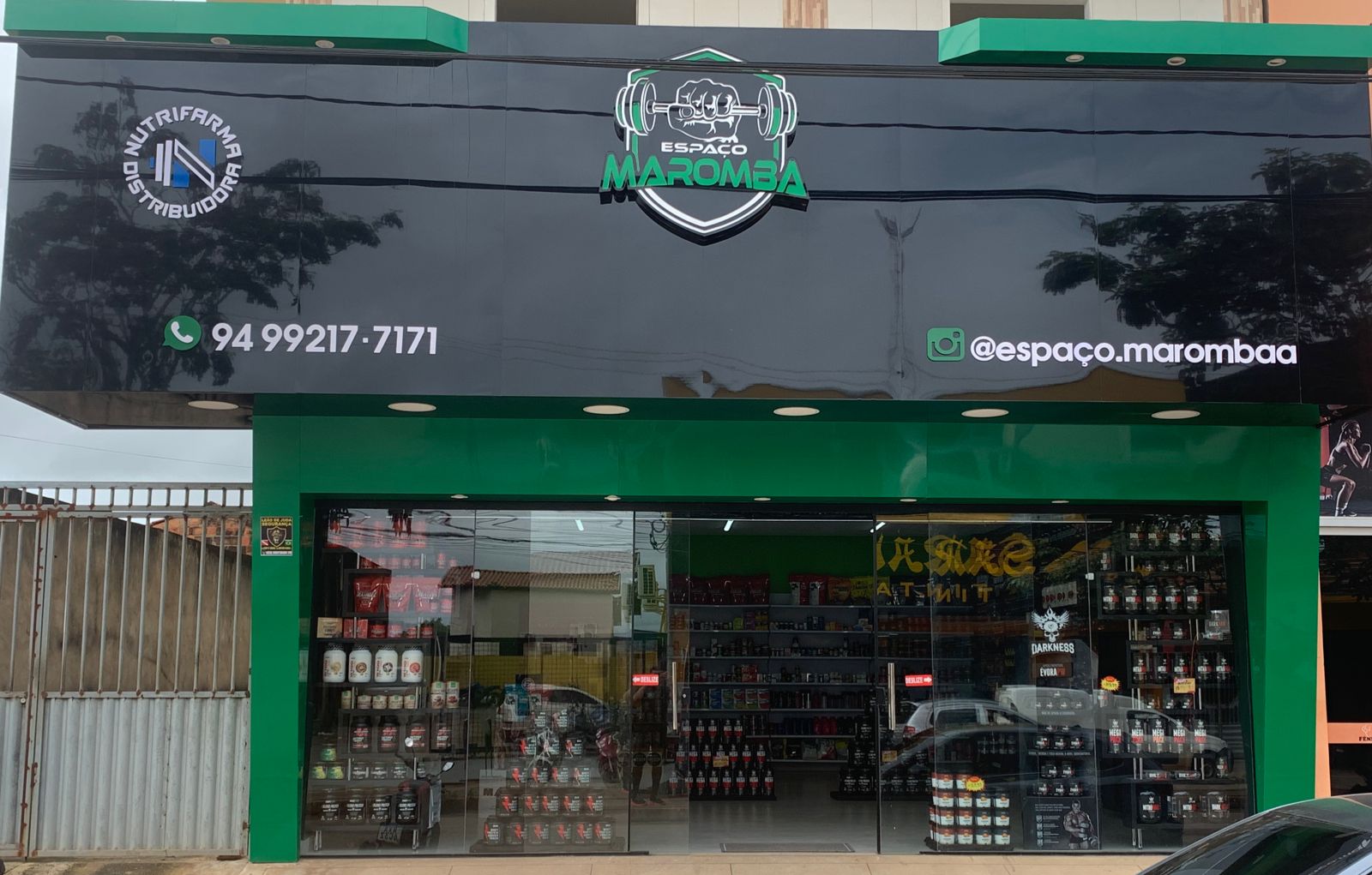 Fachada preta do Espaço Maromba com logo verde