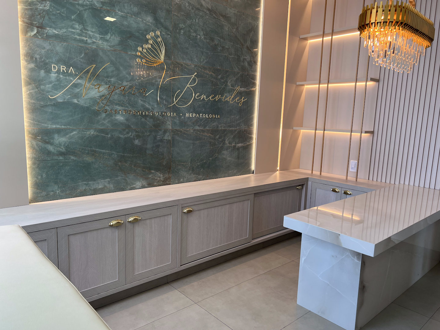 Recepção ampla com detalhe dourado e mármore