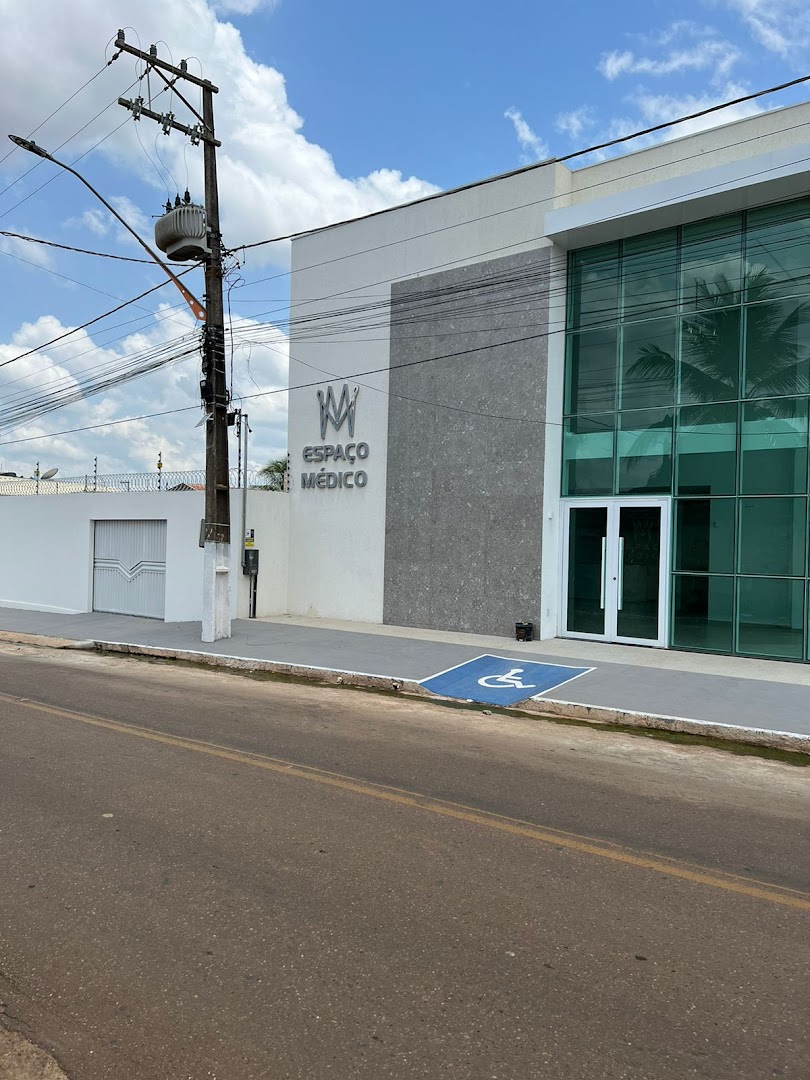 Fachada de vidro do prédio do Espaço Médico, no bairro Beira Rio, em Parauapebas