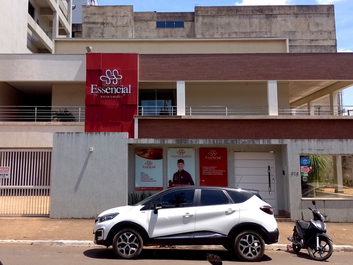 Fachada do prédio próprio da Essencial, com letreiro vinho