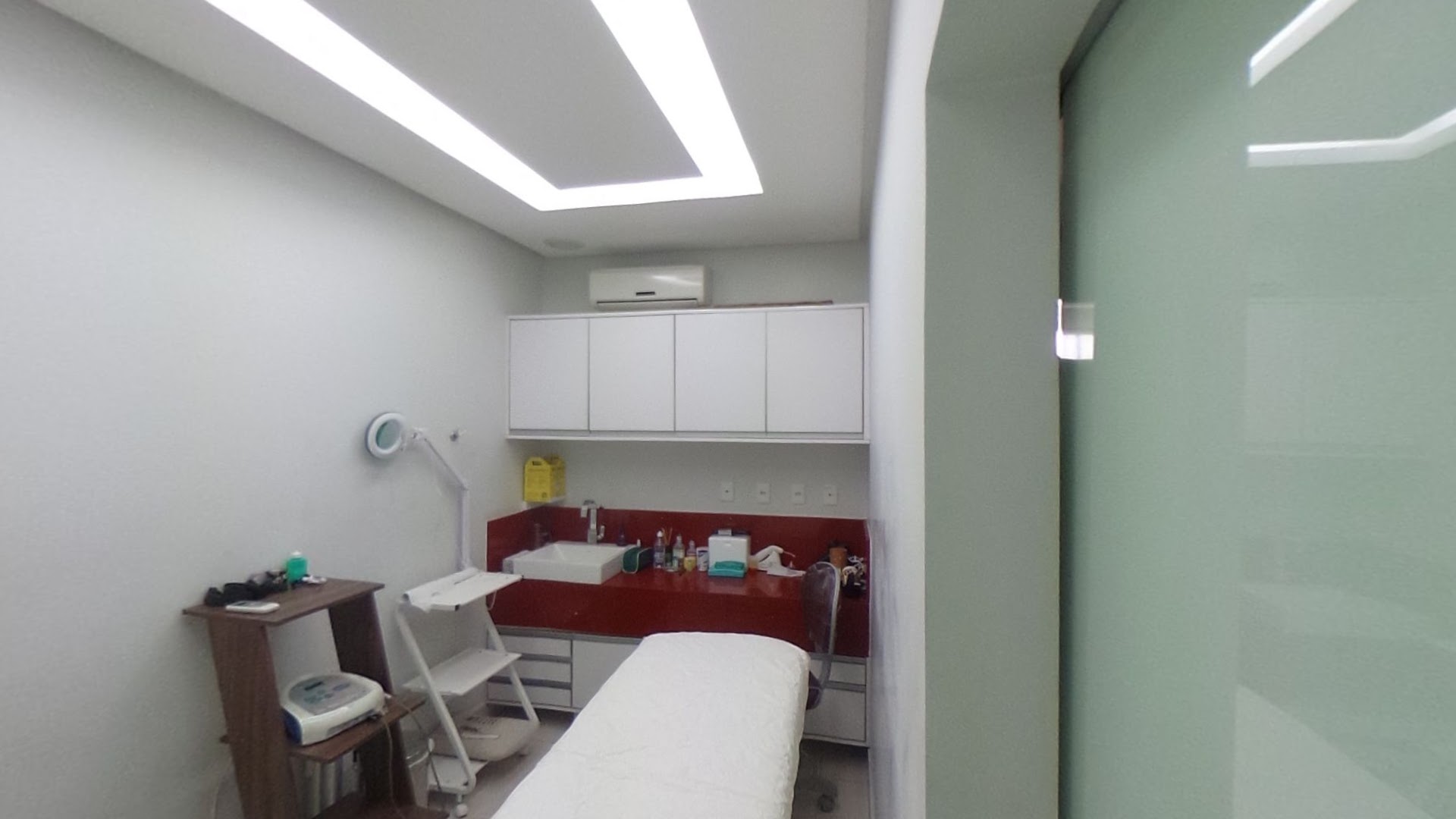 Sala de atendimento da Essencial, com maca