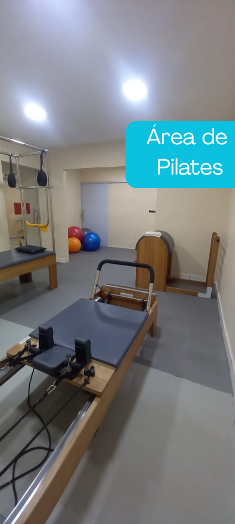 Área de pilates com aparelhos de madeira