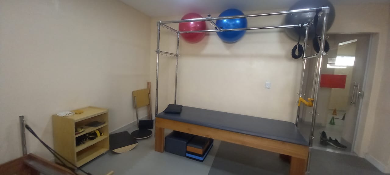 Cadillac de pilates com bolas coloridas
