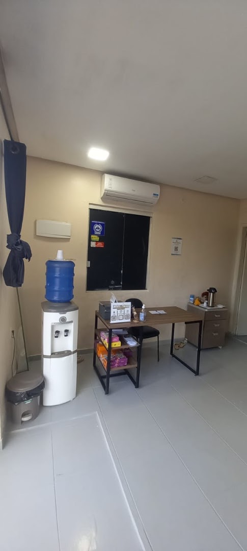 Consultório com mesa de atendimento