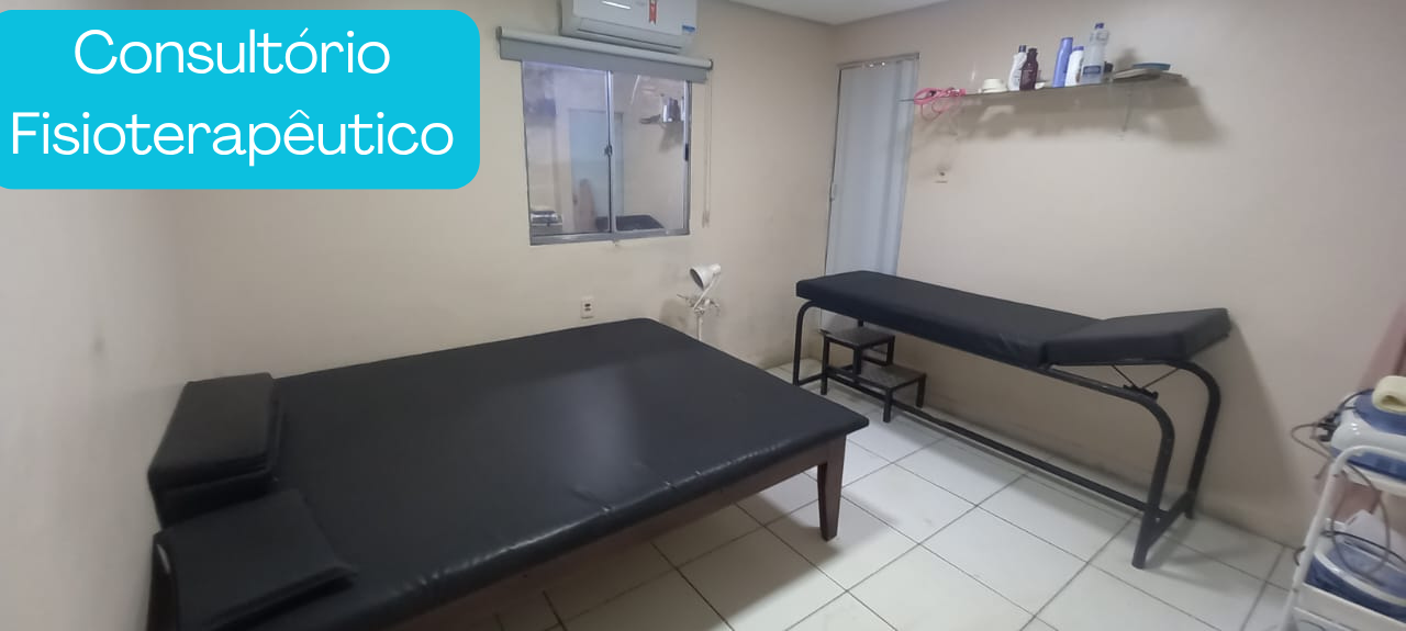 Sala de atendimento com maca