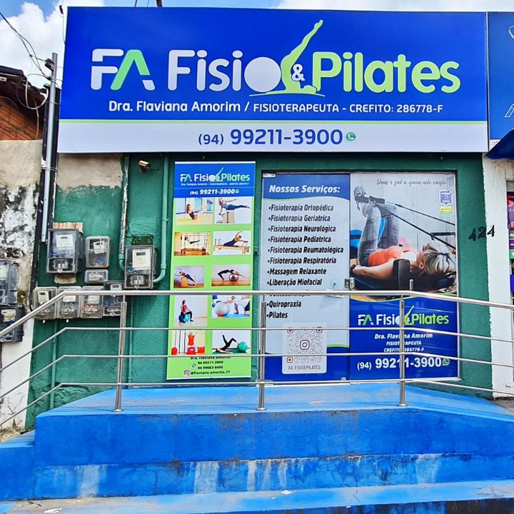 Fachada azul da clínica com placa de serviços
