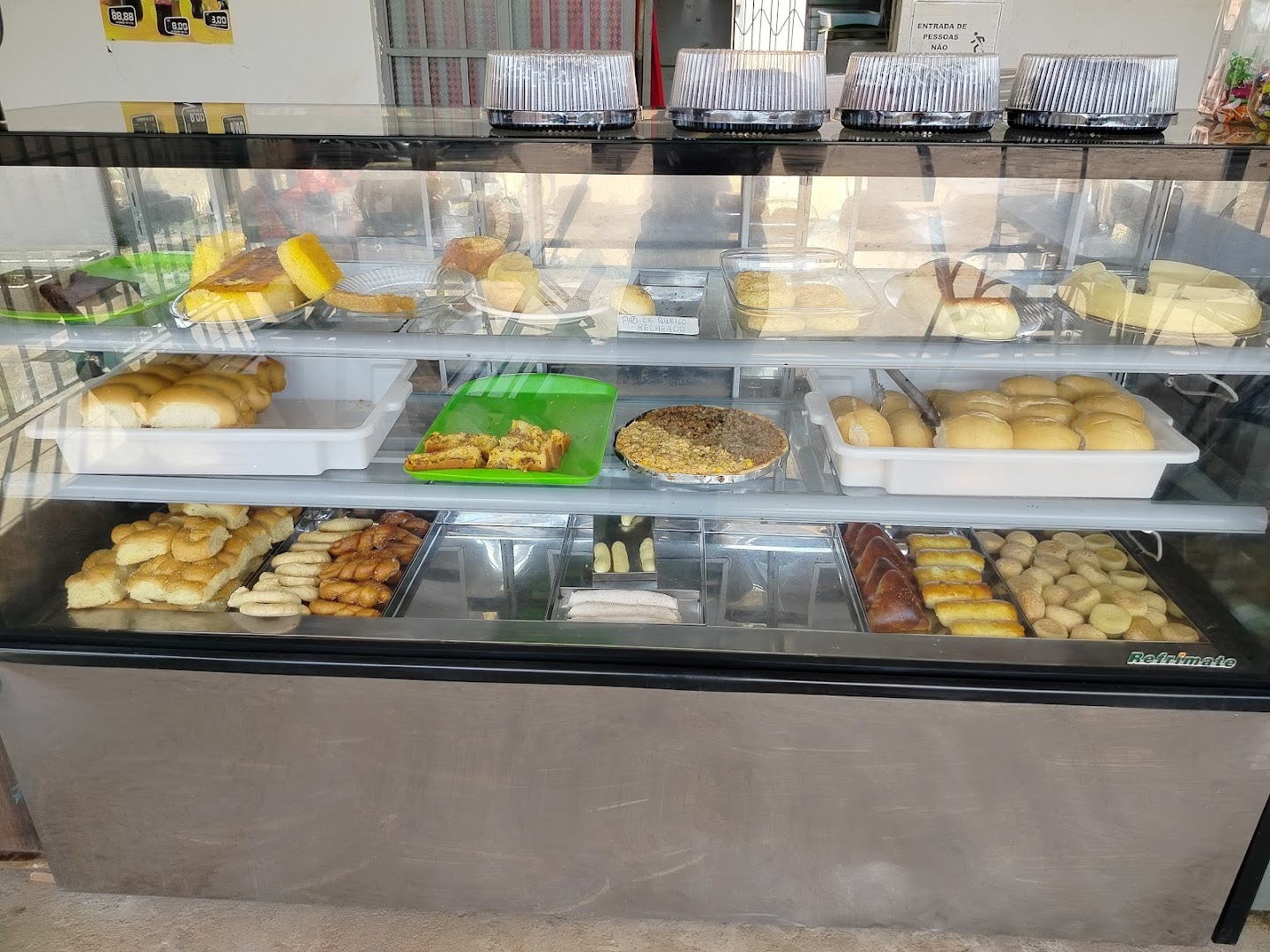 Balcão da Faby cheio de salgados, pães e doces