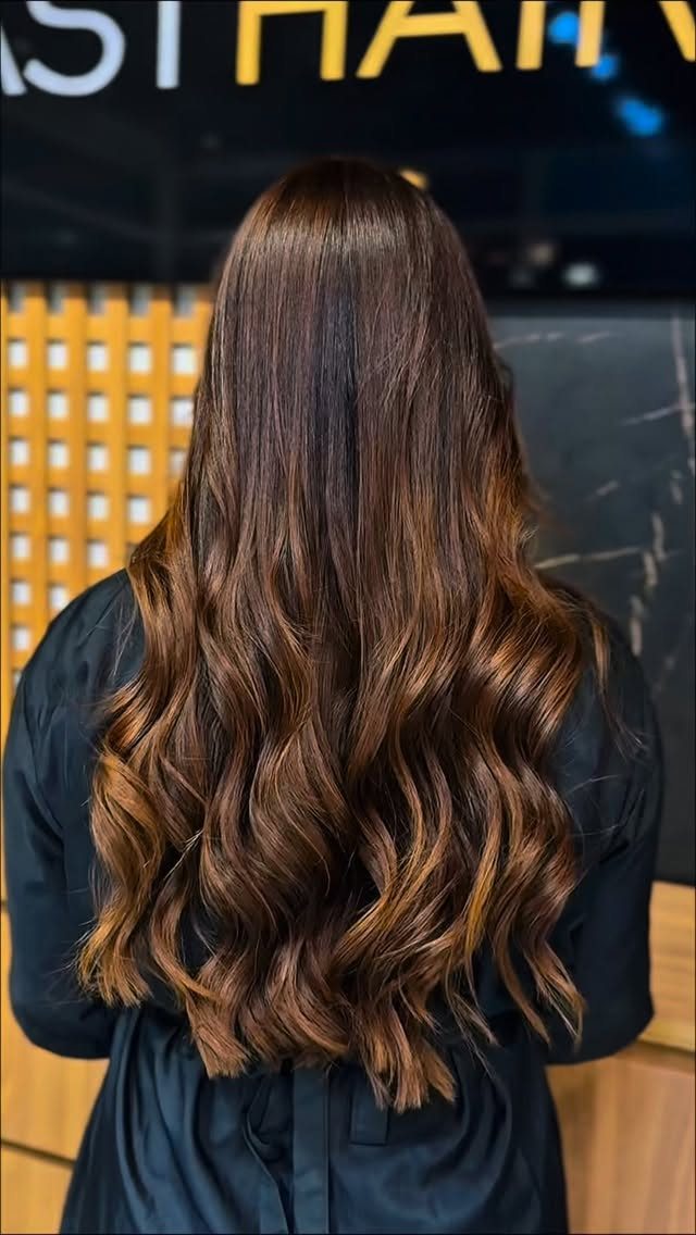 Cabelo ondulado castanho iluminado