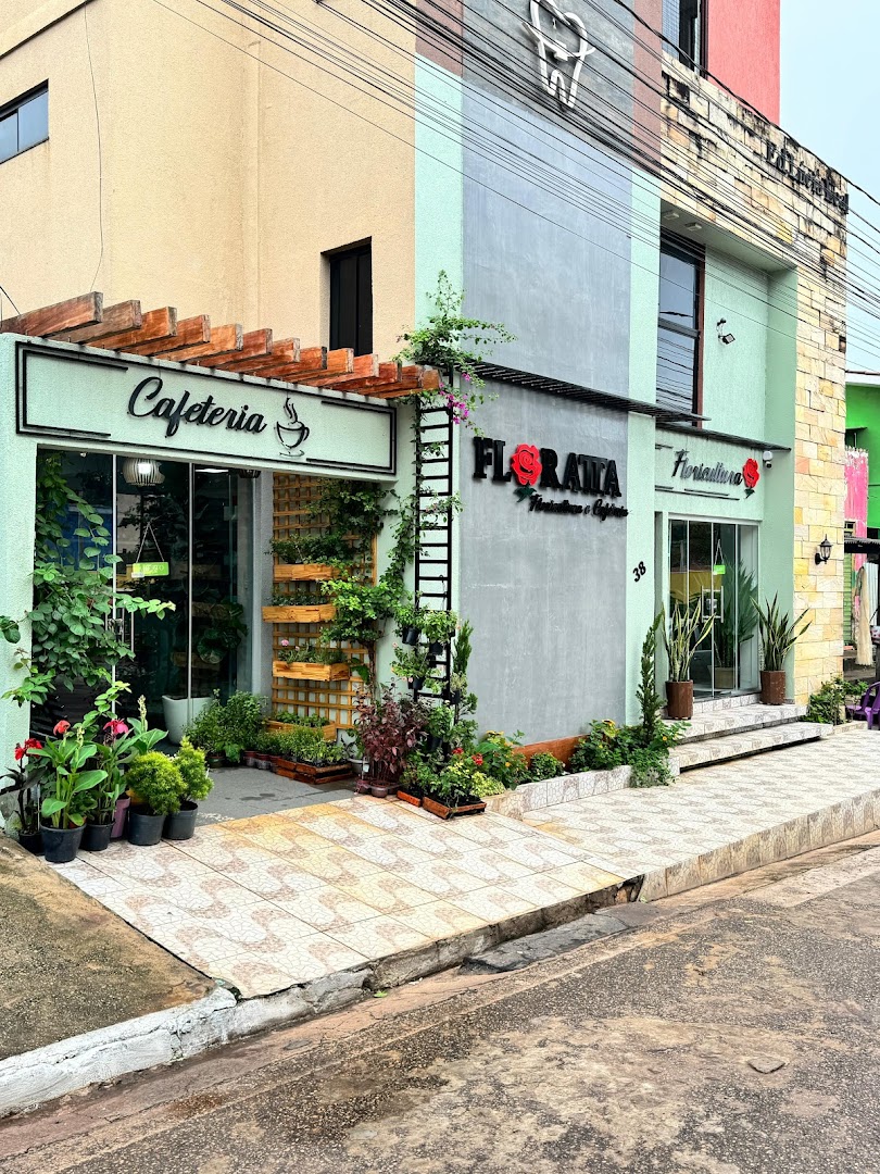 Fachada da Floratta na R. Treze, 38, com plantas na calçada