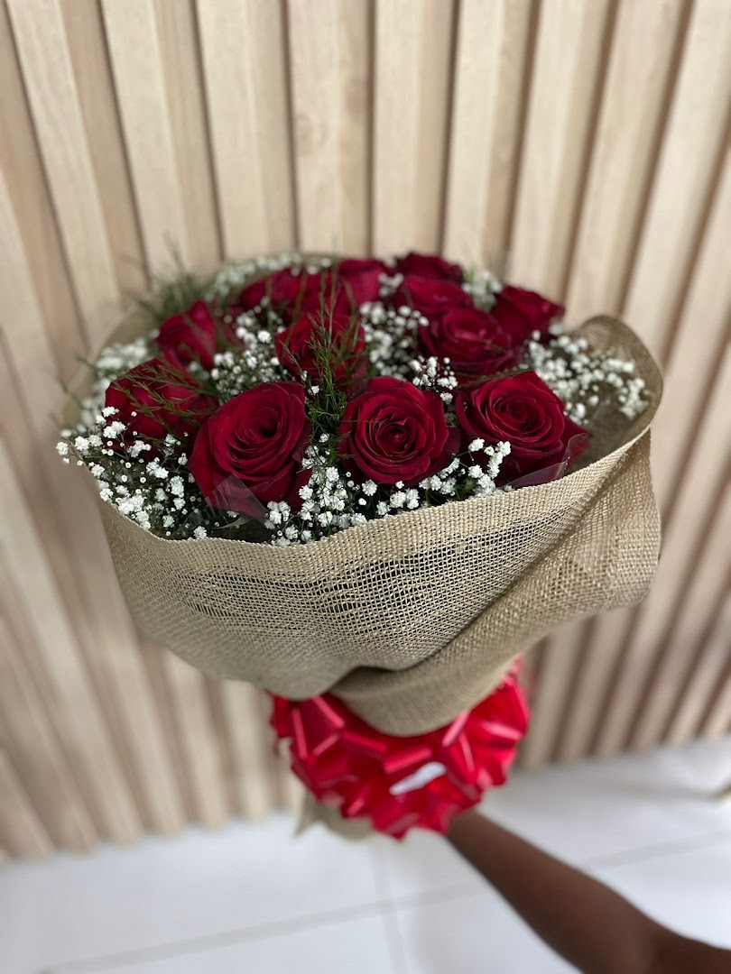 Buquê de rosas vermelhas embrulhado em juta