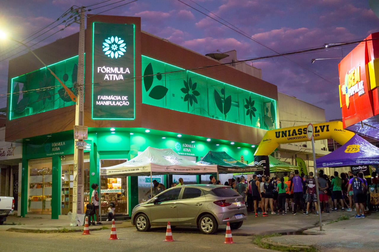 Fachada da Fórmula Ativa iluminada