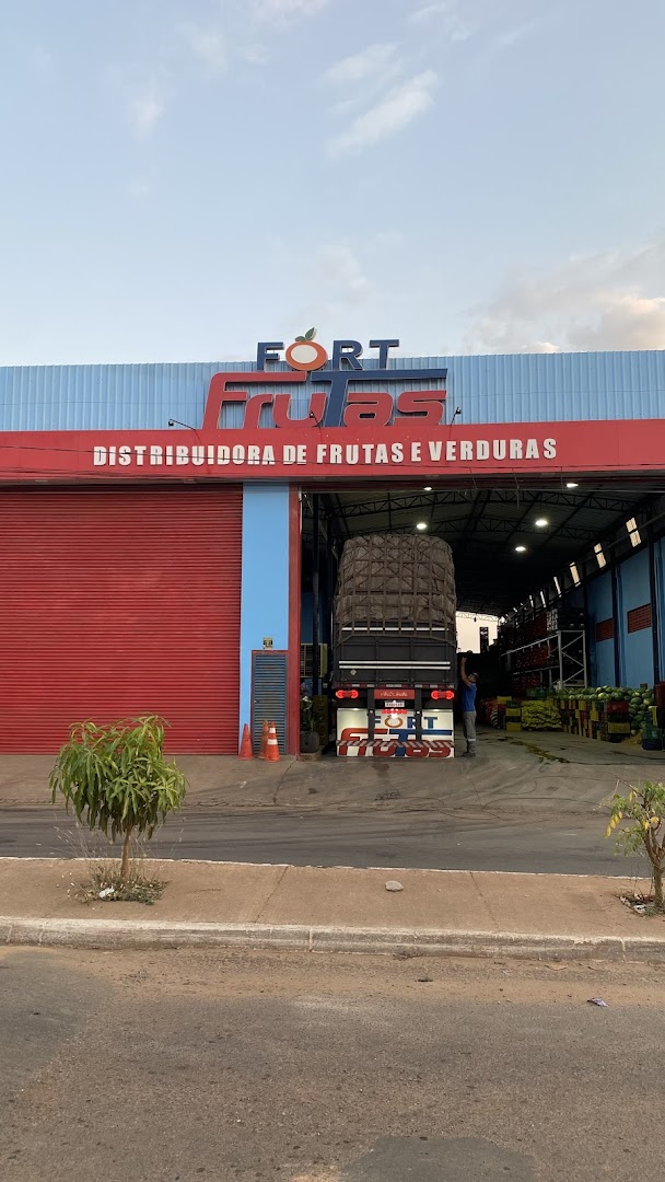 Fachada vermelha do galpão da Fort Frutas