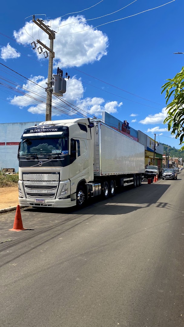 Caminhão baú na rua