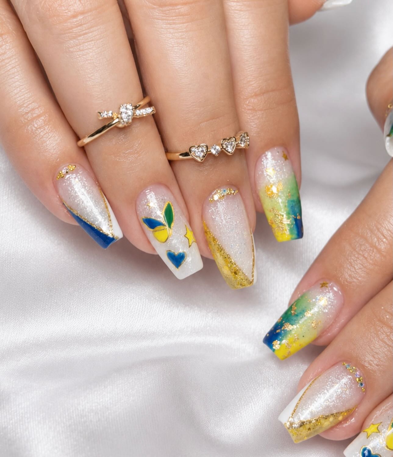 Nail art floral colorida com borboleta e coração