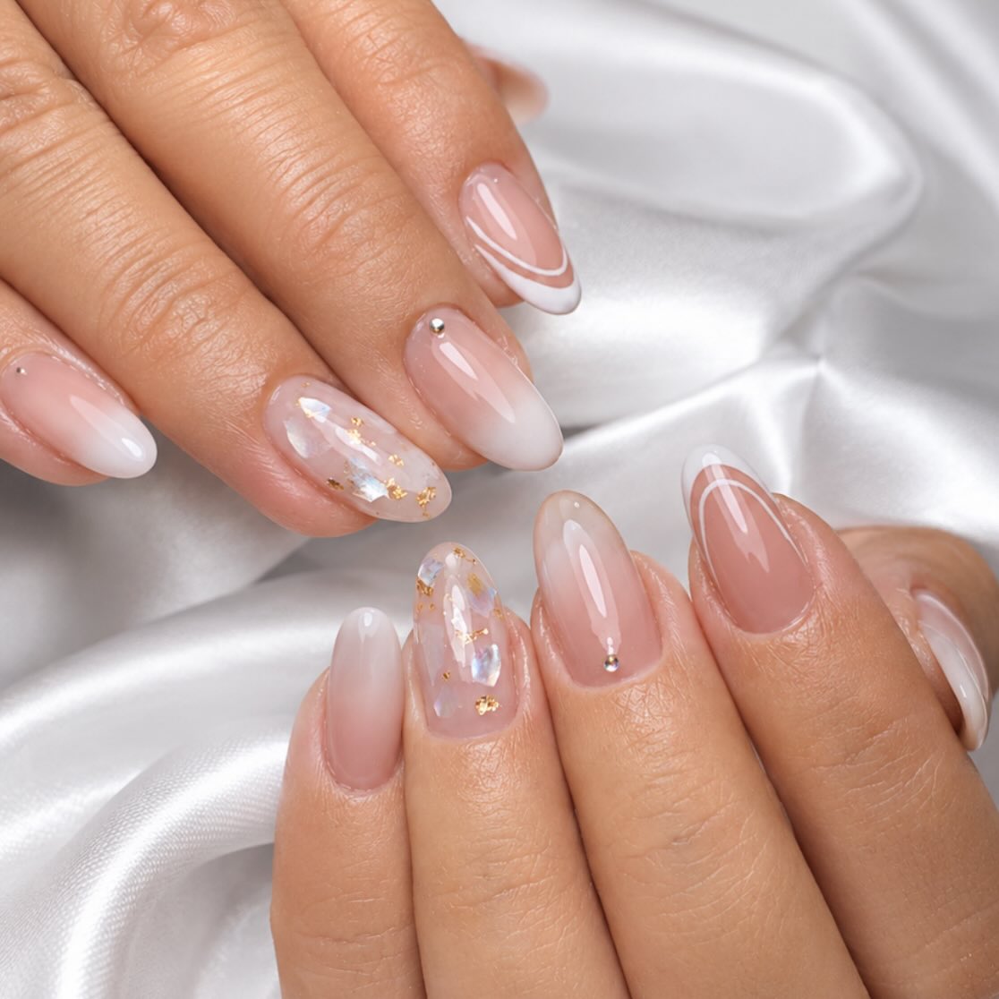 Unhas com nail art colorida, borboleta e estrelas