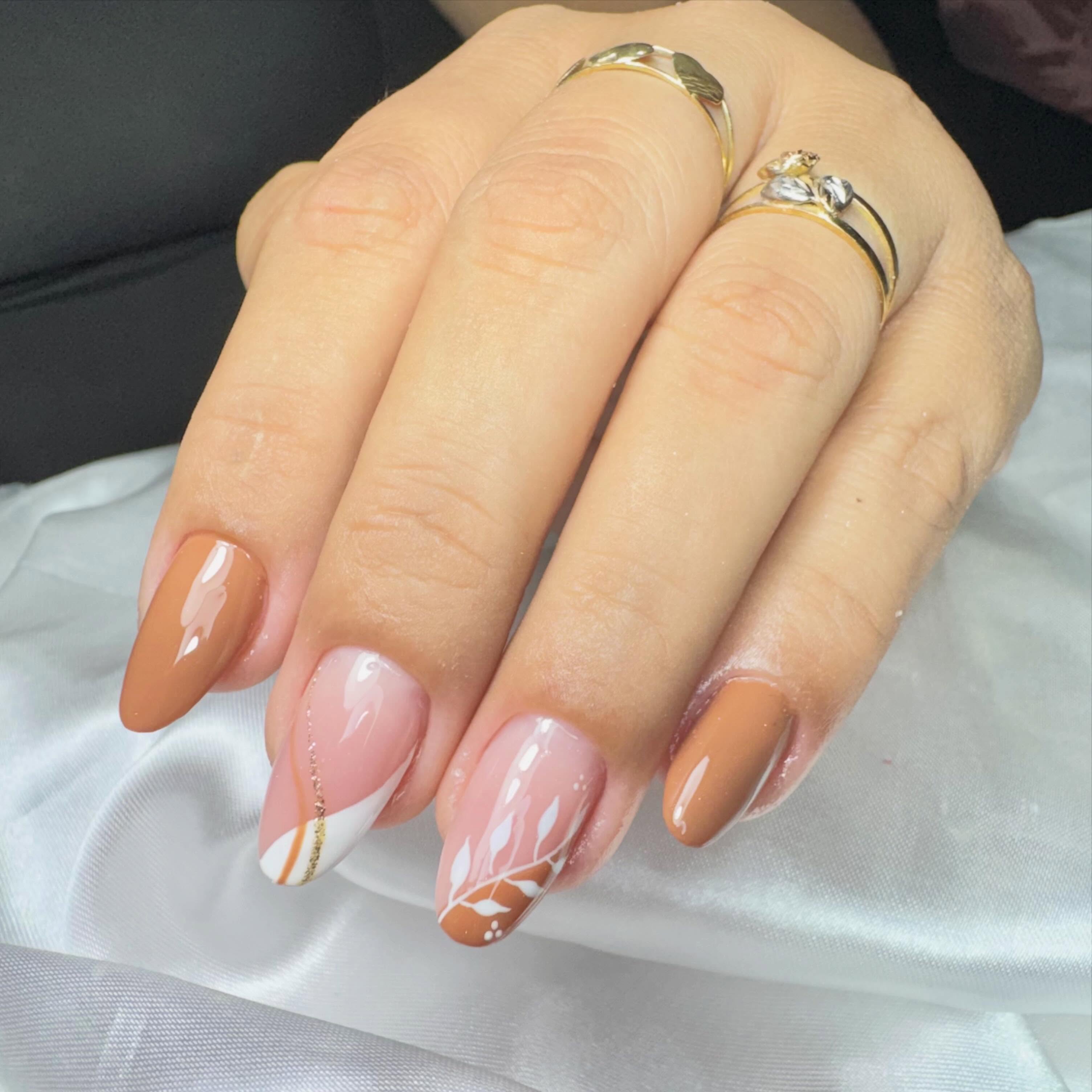 Unhas nude elegantes com brilho iridescente e folhas de ouro