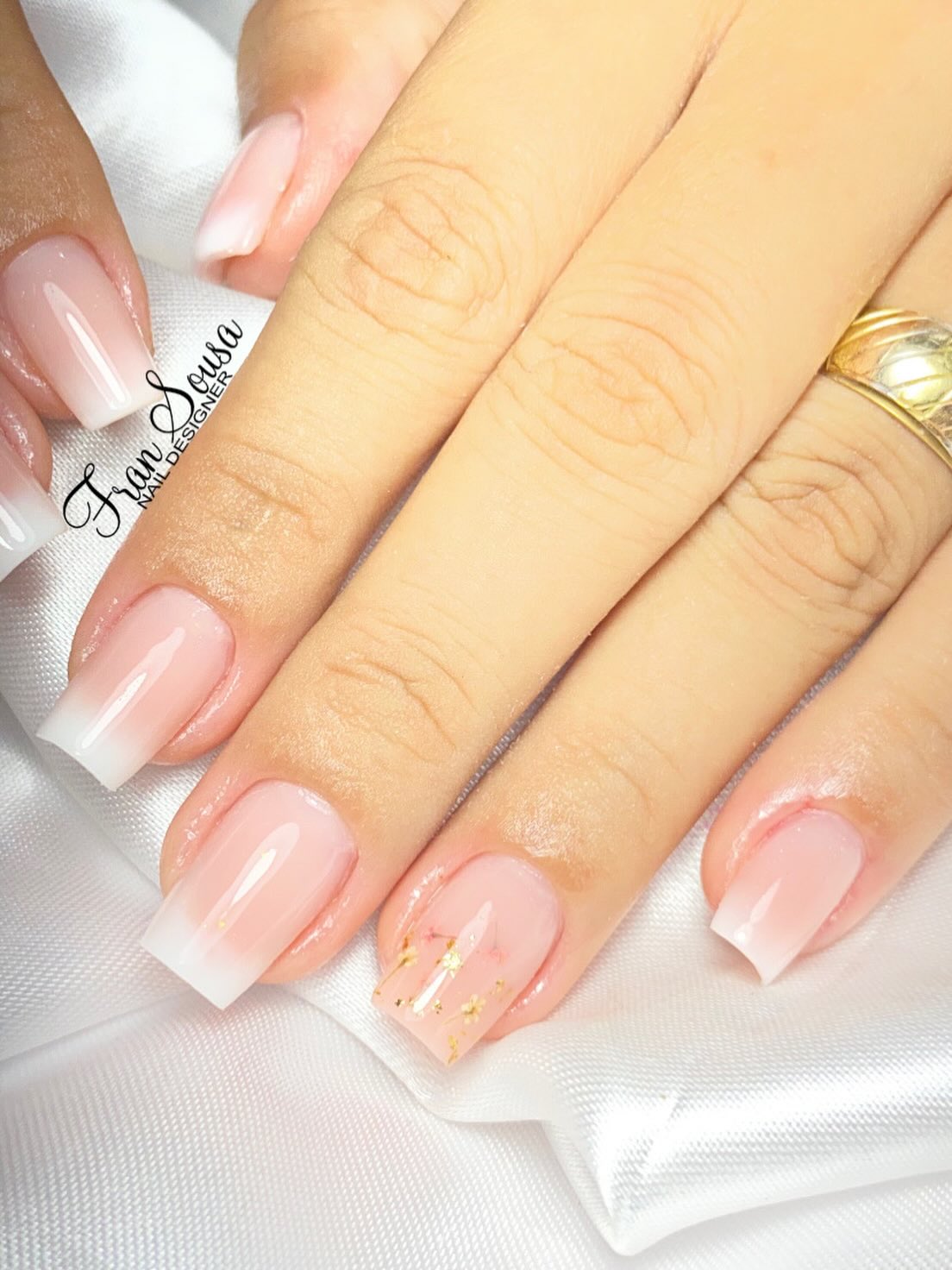 Unhas nude baby boomer com arte de flores secas, assinadas Fran Sousa