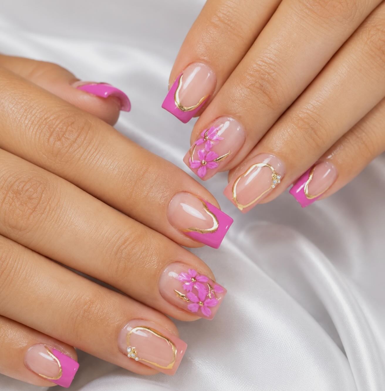 Nail art francesinha rosa com detalhes em dourado feita por Fran Sousa