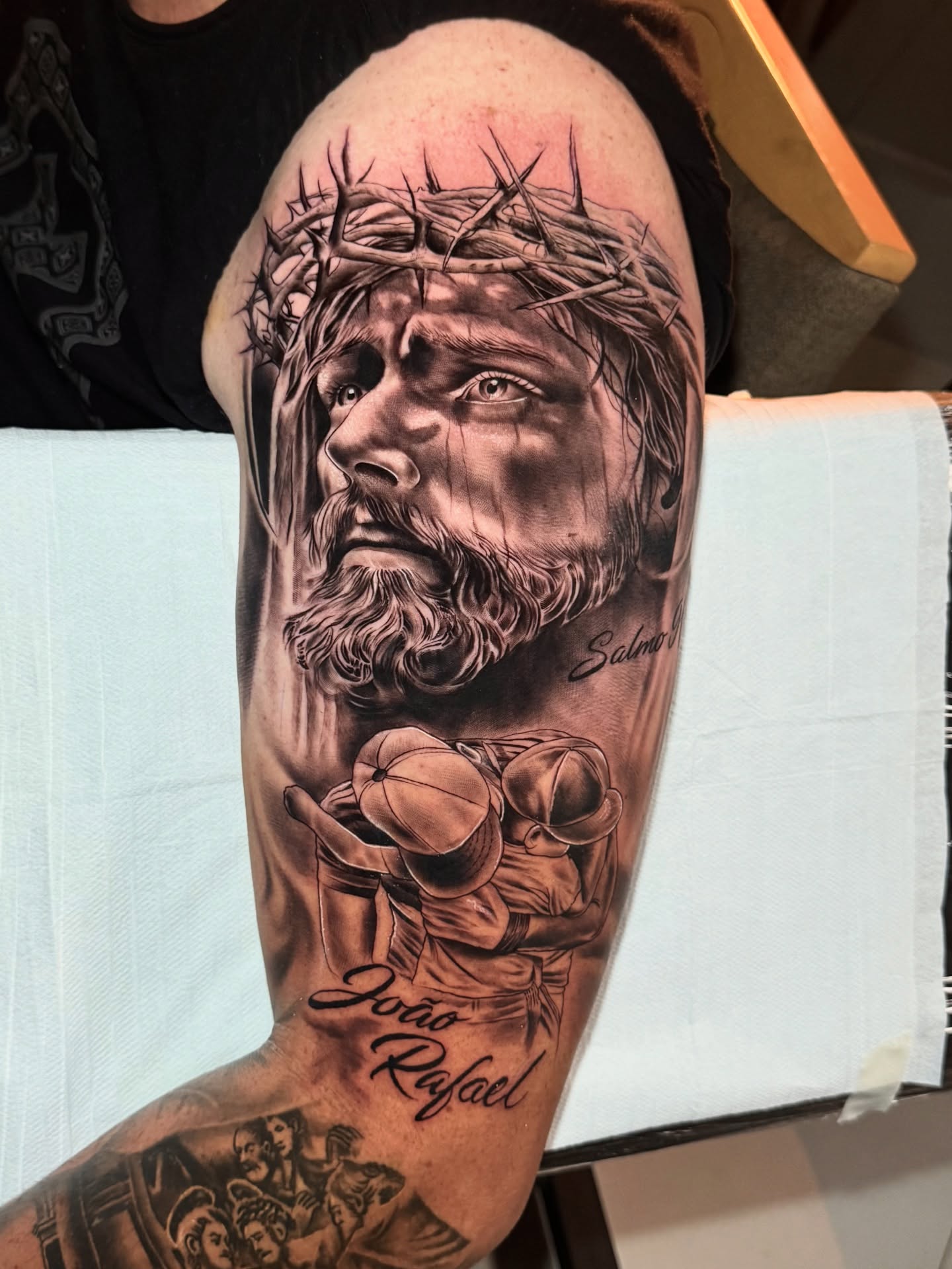 Tatuagem realista de Cristo com coroa de espinhos