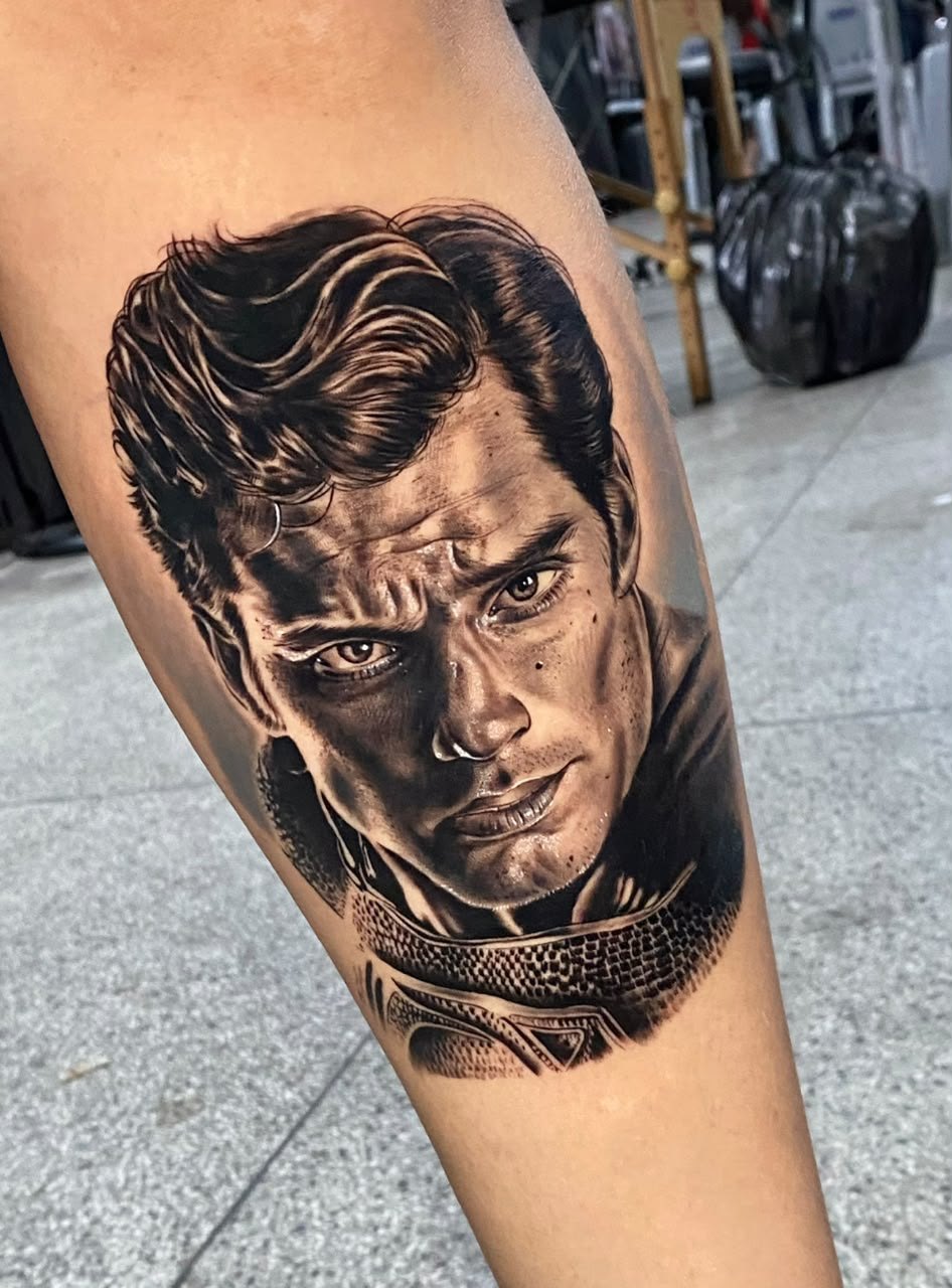 Retrato realista do Superman em black and gray na panturrilha